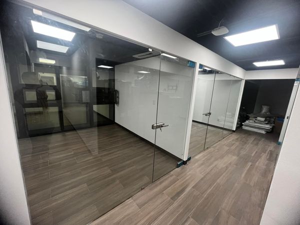 Oficinas con cristal templado 10mm CDMX