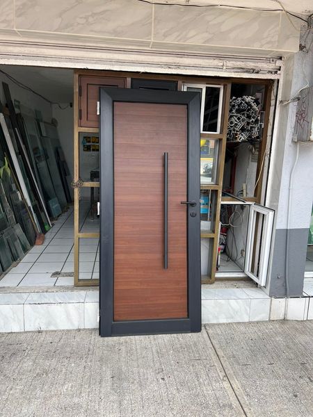 Puerta residencial línea española negro con nogal CDMX