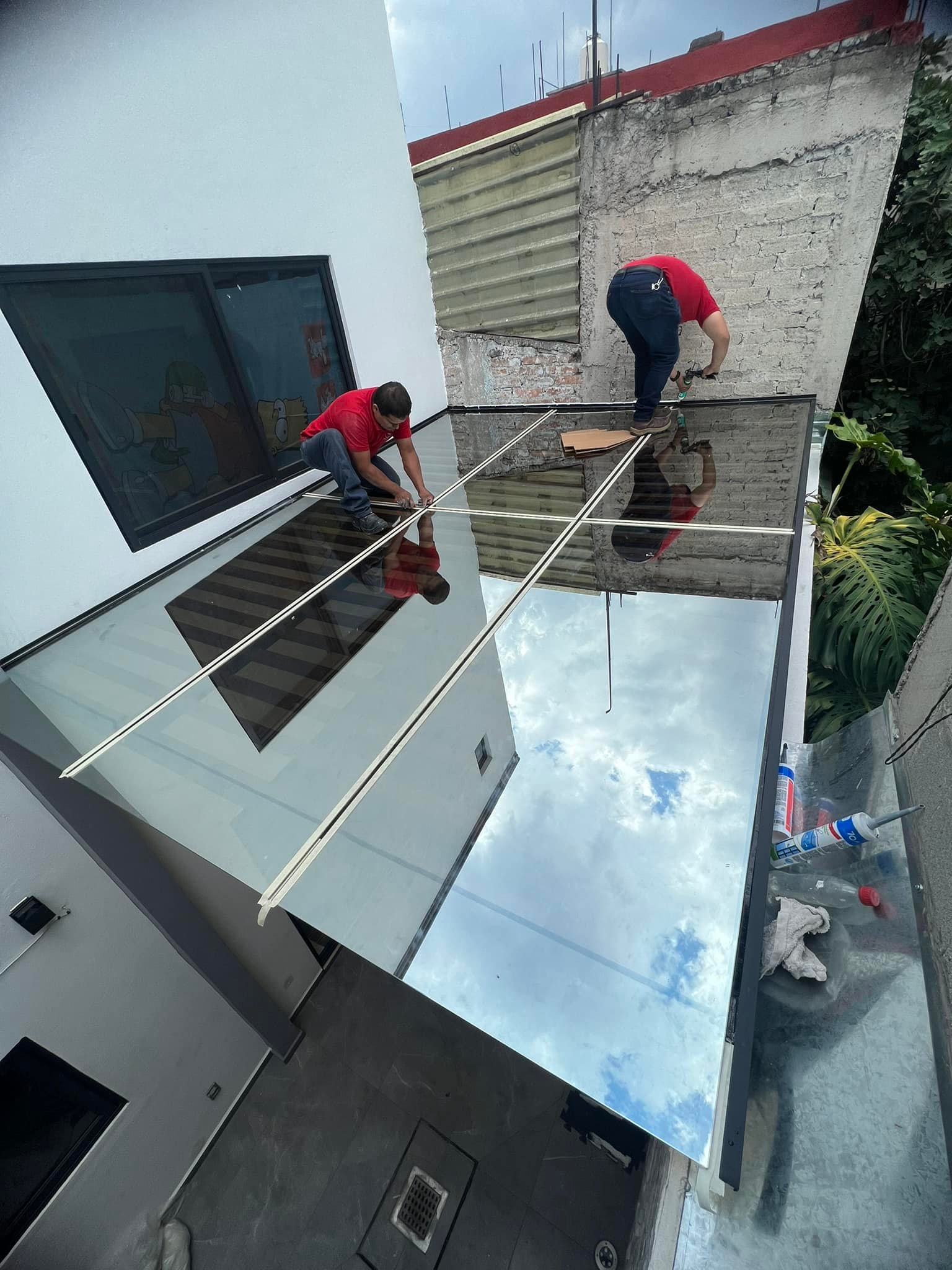 pérgola con marimba de aluminio color nogal y cristal inteligente CDMX