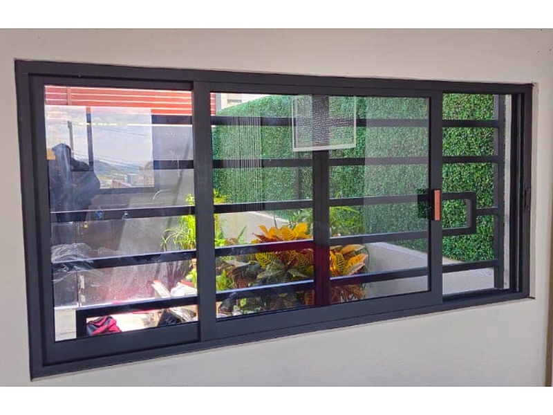Ventana de Aluminio color Negro con Protección México