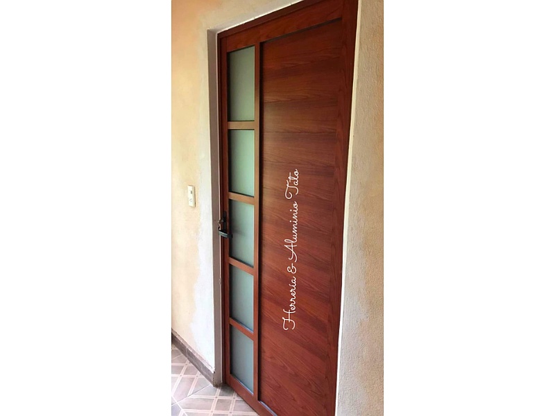 Puerta de Aluminio color Cerezo con Vidrio Esmerilado México