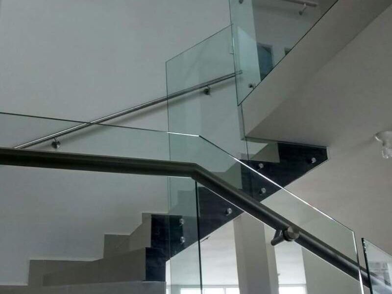 Barandal de cristal en escalera