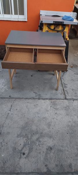 Escritorio sencillo elaborado en madera de pino CDMX