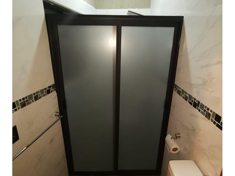 Cancel de baño color negro con vidrio esmerilado México