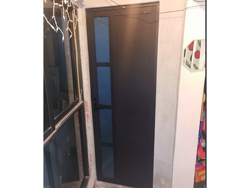 Puerta de aluminio negro con cristal esmerilado México
