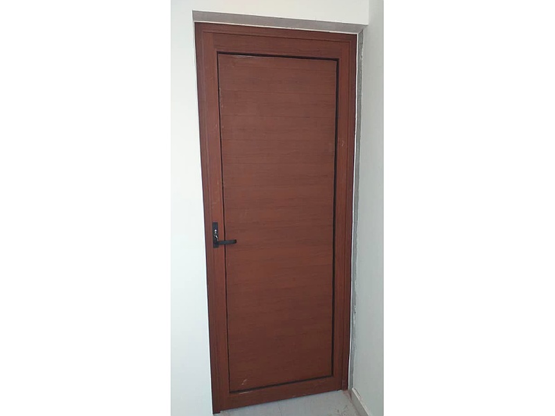 PUERTAS DE  ALUMINIO ACABADO MADERA NOGAL MÉXICO