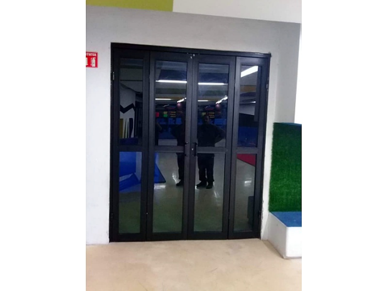 Puerta vidrio acabado bronce NEGRO Mexico