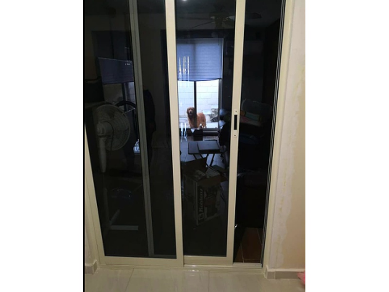 Puerta corredera vidrio con sistema riel oculto Mexico