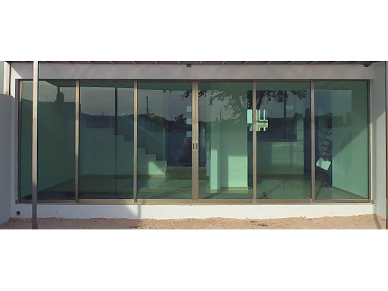 Puerta vidrio con acabados aluminio anodizado Mexico