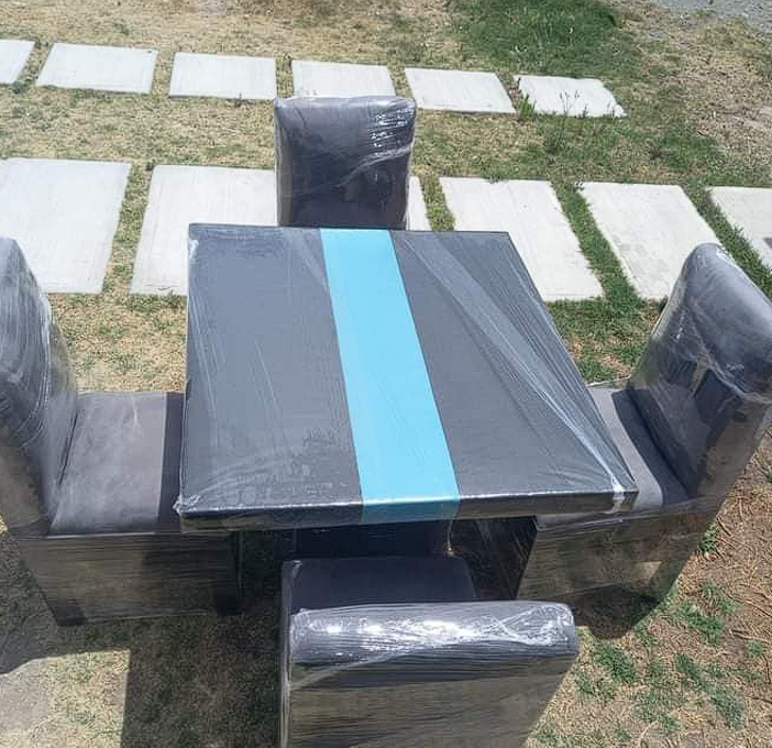 Comedor con Detalle Azul en la Mesa Mexico