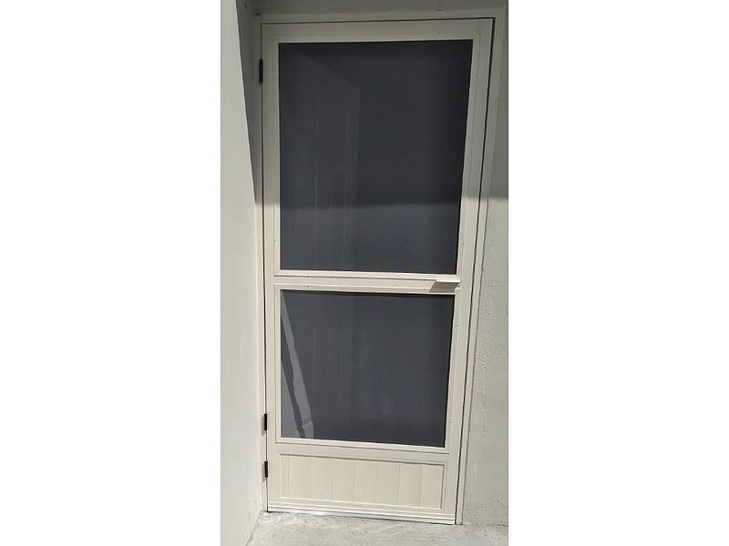 Puerta blanca de aluminio con vidrio Mexico