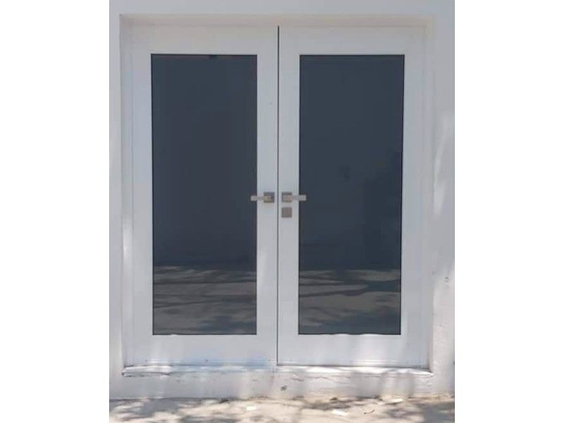 Puerta doble blanca de aluminio con vidrio Mexico