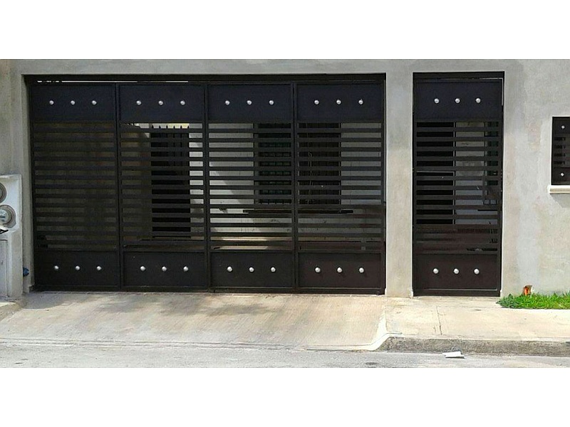 portón de acero color negro Mérida Construcción y Mantenimiento Casares
