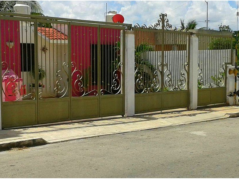 puerta de garaje abatible Mérida Construcción y Mantenimiento Casares