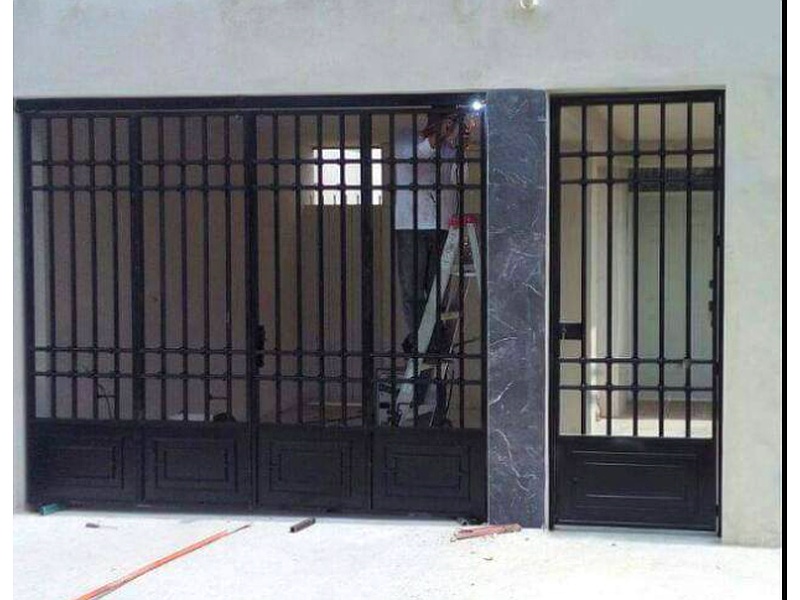portón de garaje tipo reja Mérida Construcción y Mantenimiento Casares