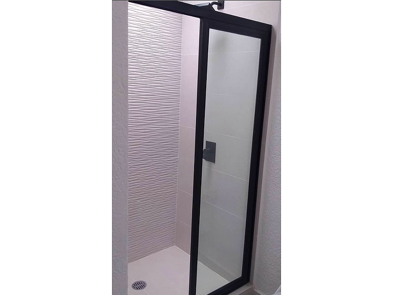 Puerta negra de aluminio con vidrio para ducha Mexico