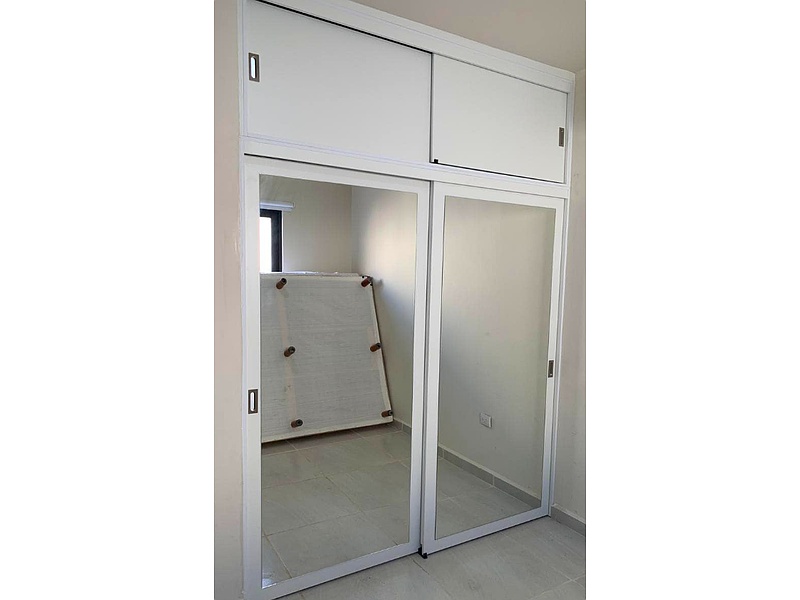 Closet blanco con puertas espejo Mexico