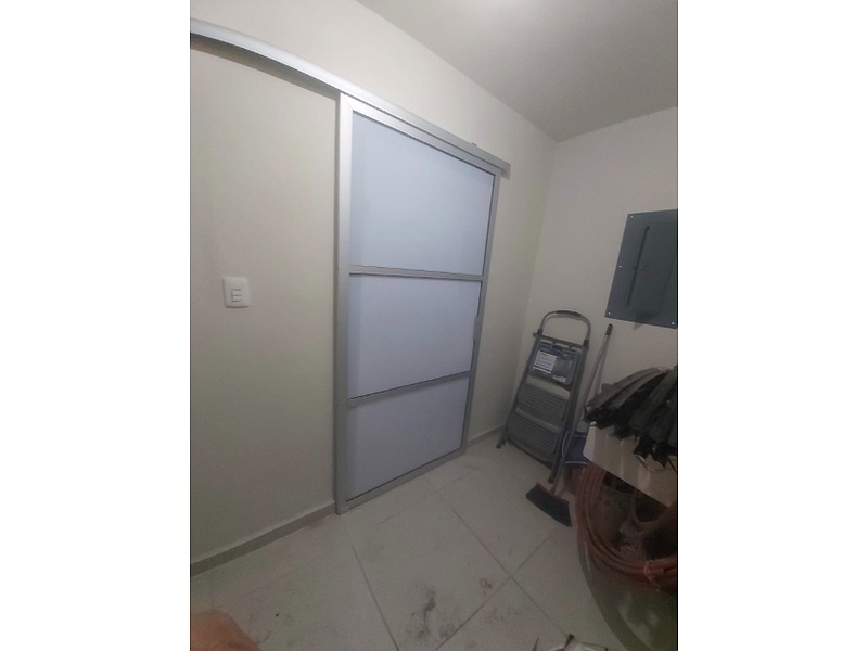 Puerta de aluminio con paneles México