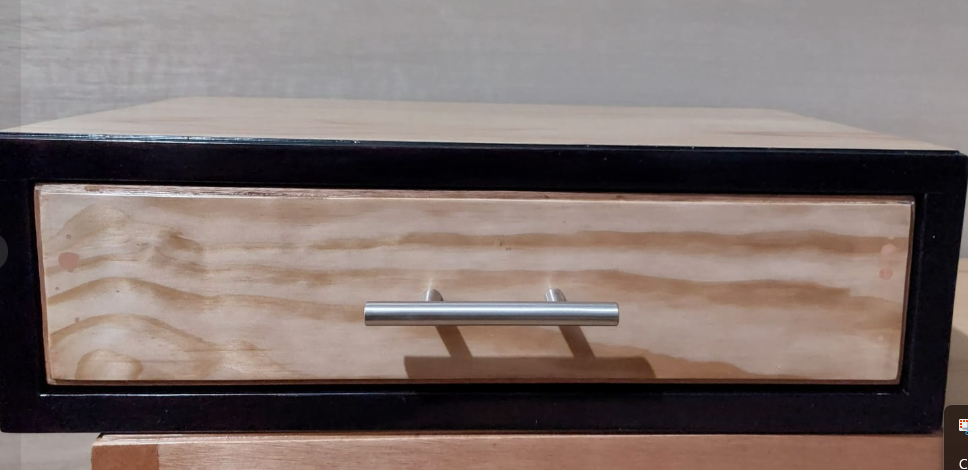 Cajón de madera con detalles negros Mexico