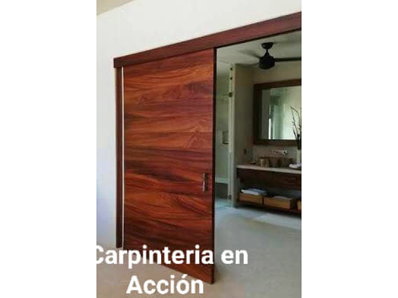 Puerta corrediza de madera café Mexico