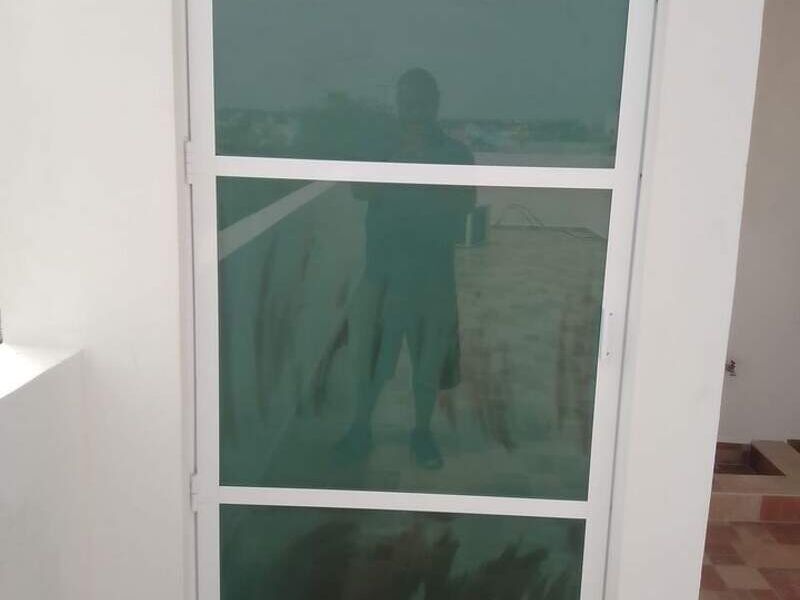 Puerta abatible para baño