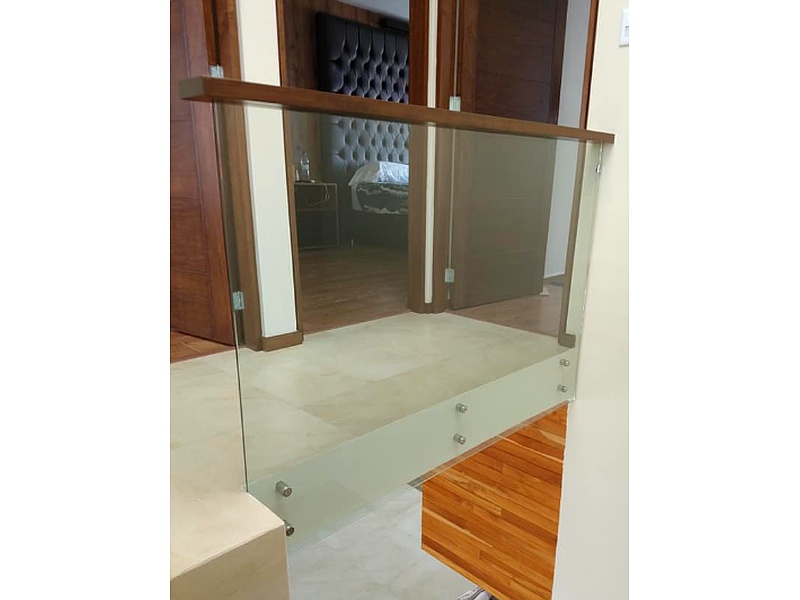 barandal de cristal y madera Toluca Aluminio cristales templados herrería