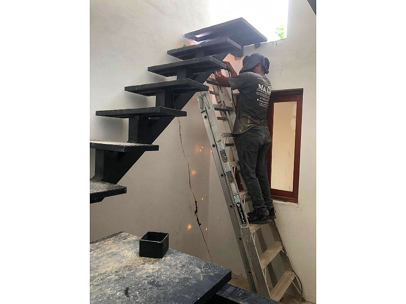 Escalera minimalista para interior México