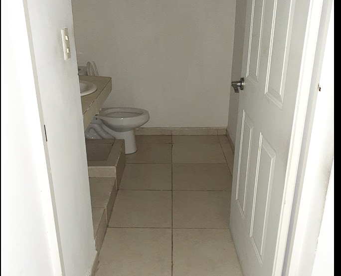 Consultores Optimización de Espacio en Baño Minimalista México