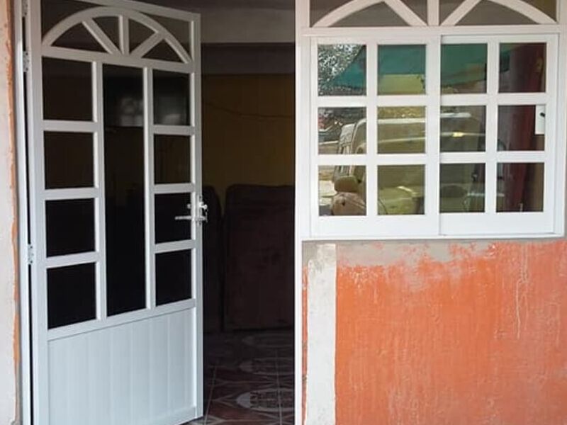 Puerta abatible aluminio