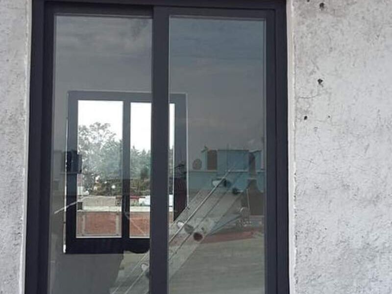 Ventana corrediza aluminio negro