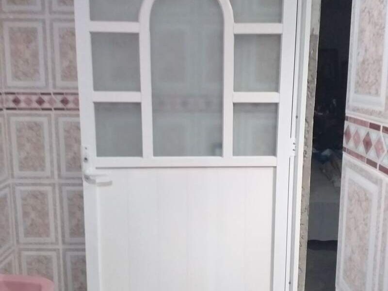 Puerta abatible de aluminio
