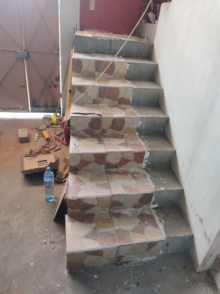 Forrado de escalera con loseta tipo piedra México