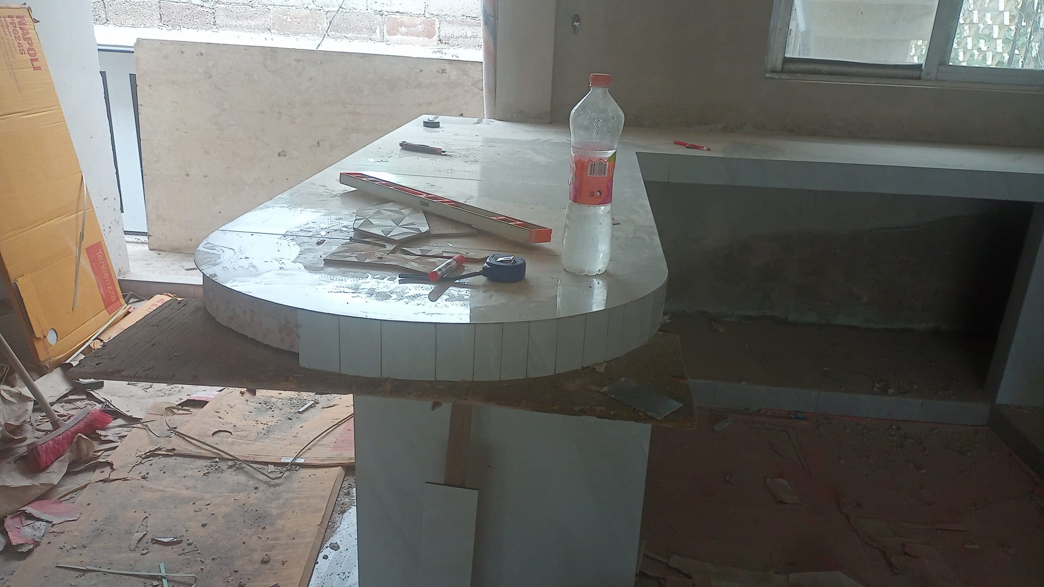 Cocina con desayunador la cual se forro con porcelanato blanco México