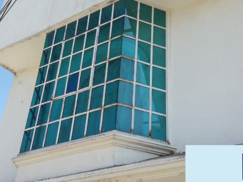 Ventanal con cristal reflectante 