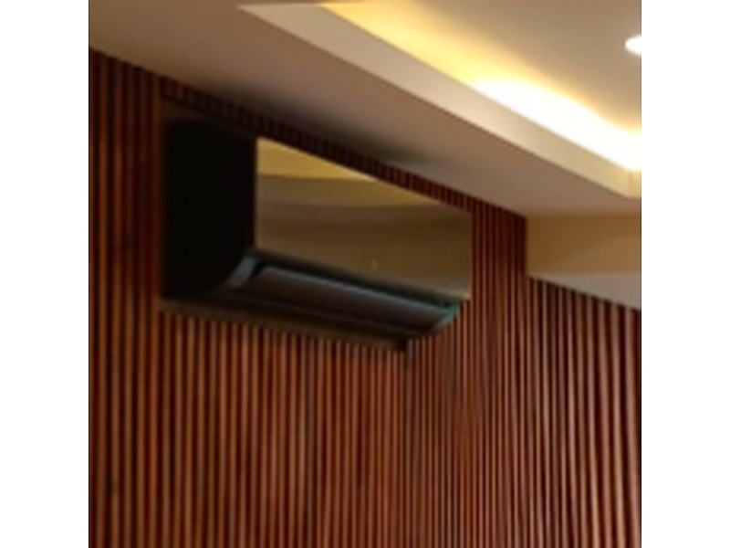 Aire acondicionado negro vista lateral de cerca en la pared de madera 3d MEXICO