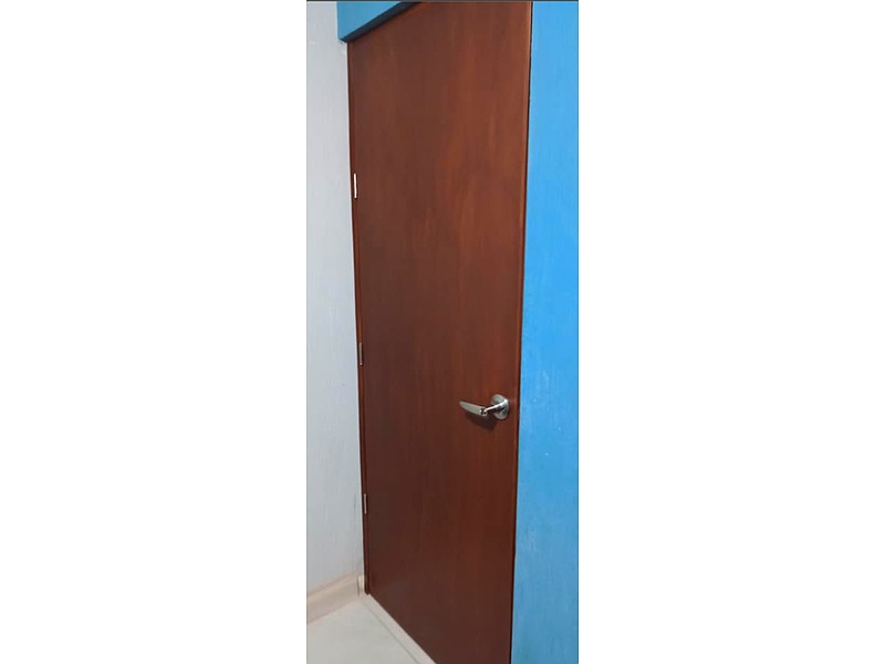 Puerta color café de madera Mexico