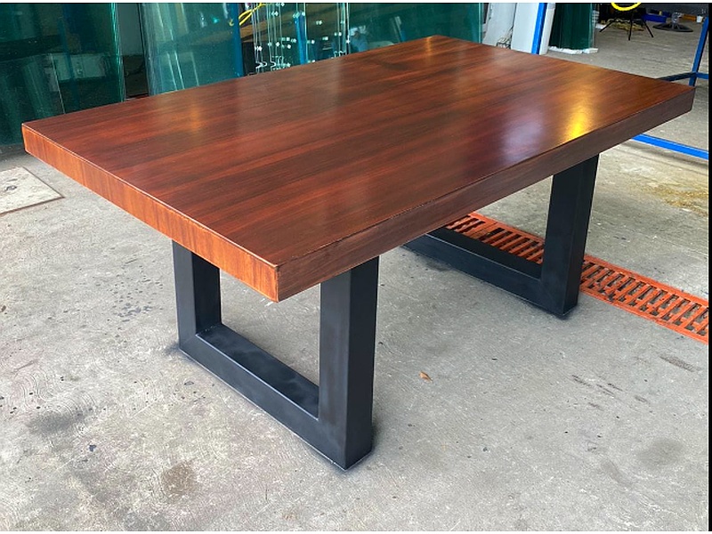 Mesa de comedor negra con café Mexico