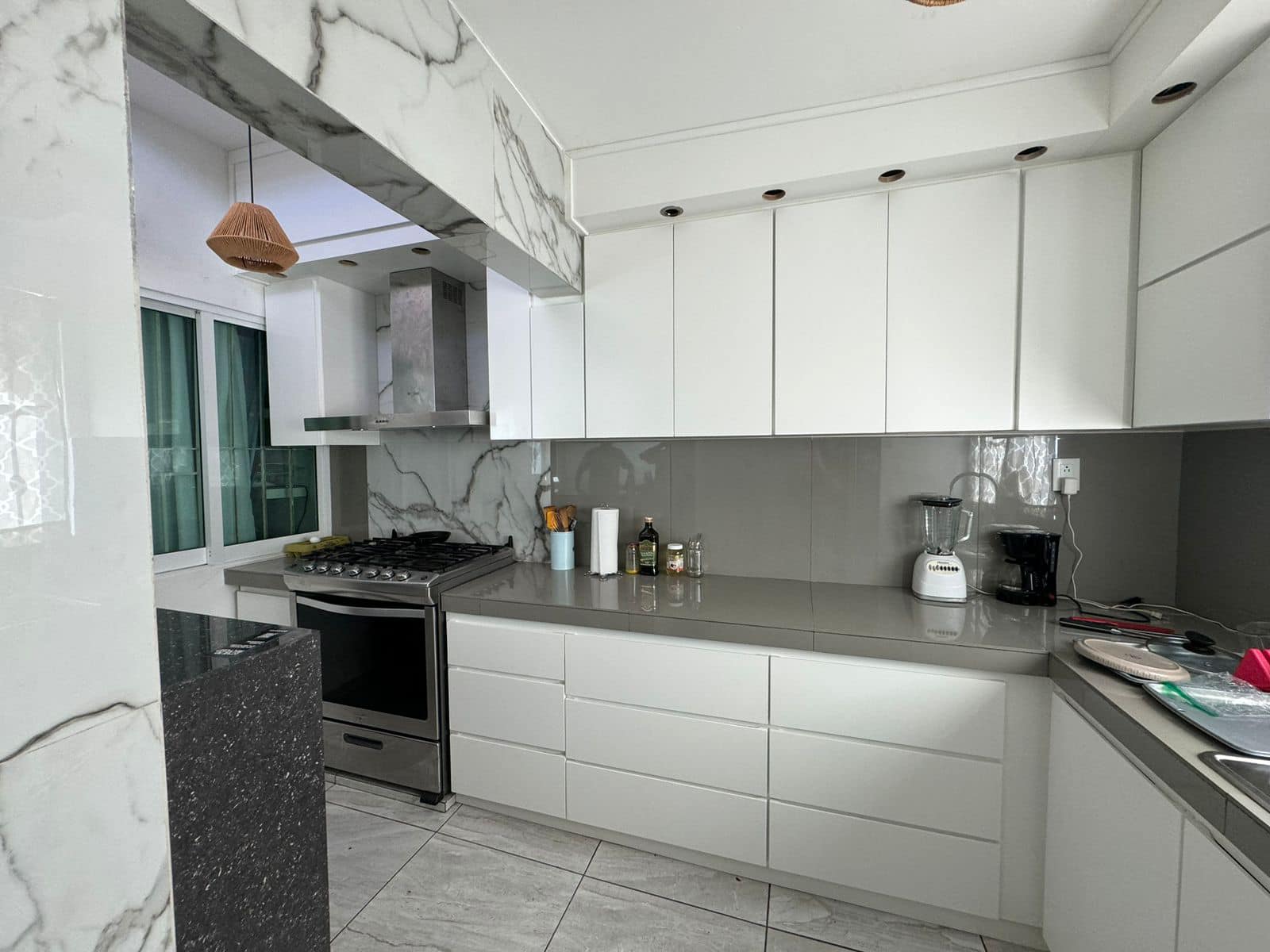 Cocina Integral en Madera de cedro y triplay de caobilla color Blanco con acabado semi-mate México