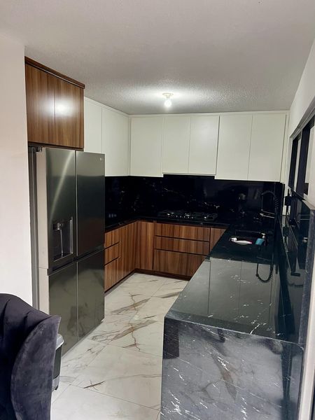 Cocina Integral En Madera Y Tríplay De Parota Color Blanco Y Natural Con Acabado Semi-Mate México