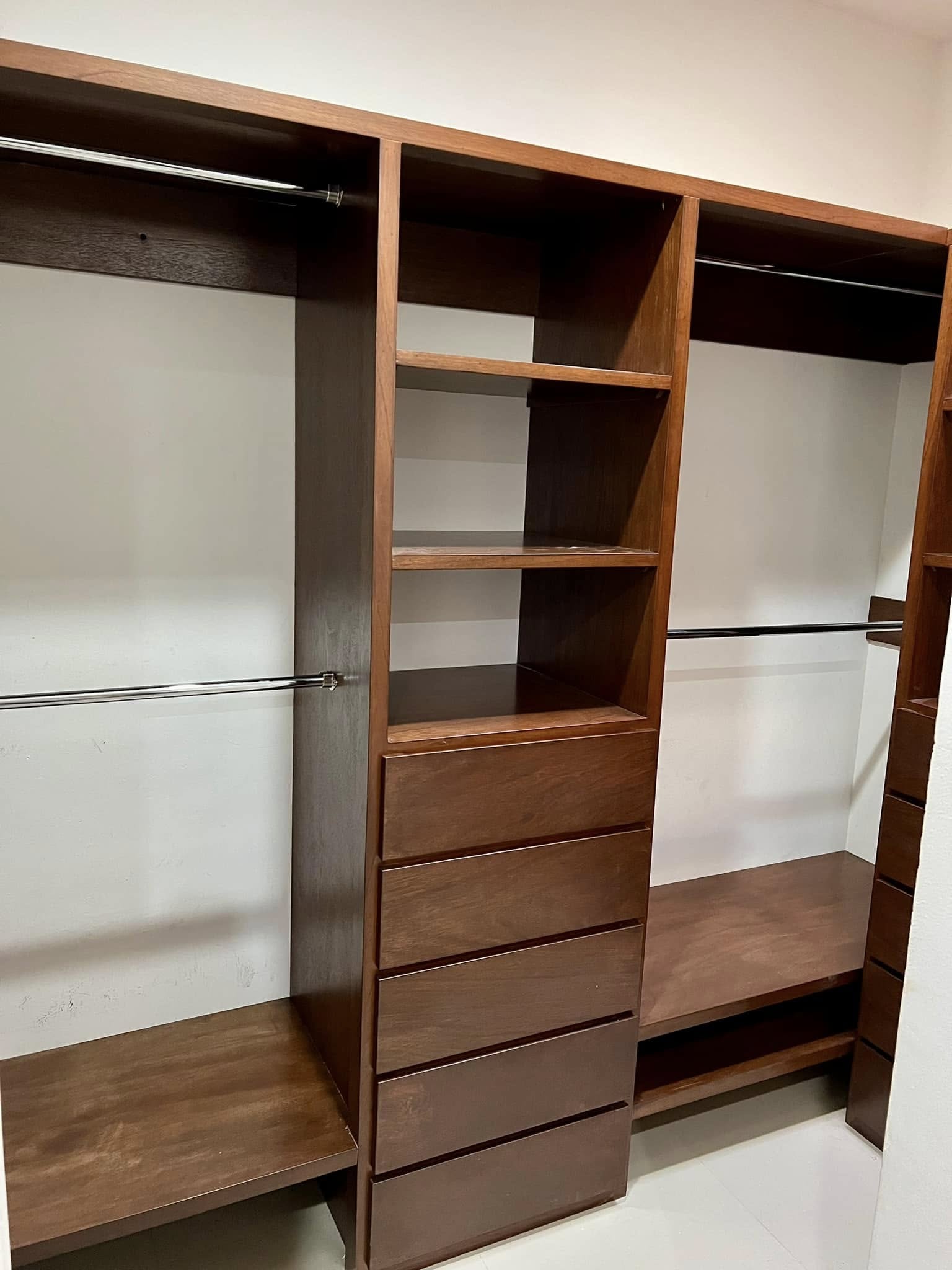 Vestidor En Madera De Cedro Y Tríplay De Caobilla Color Nogal Claro Con Acabado Semi-Mate México