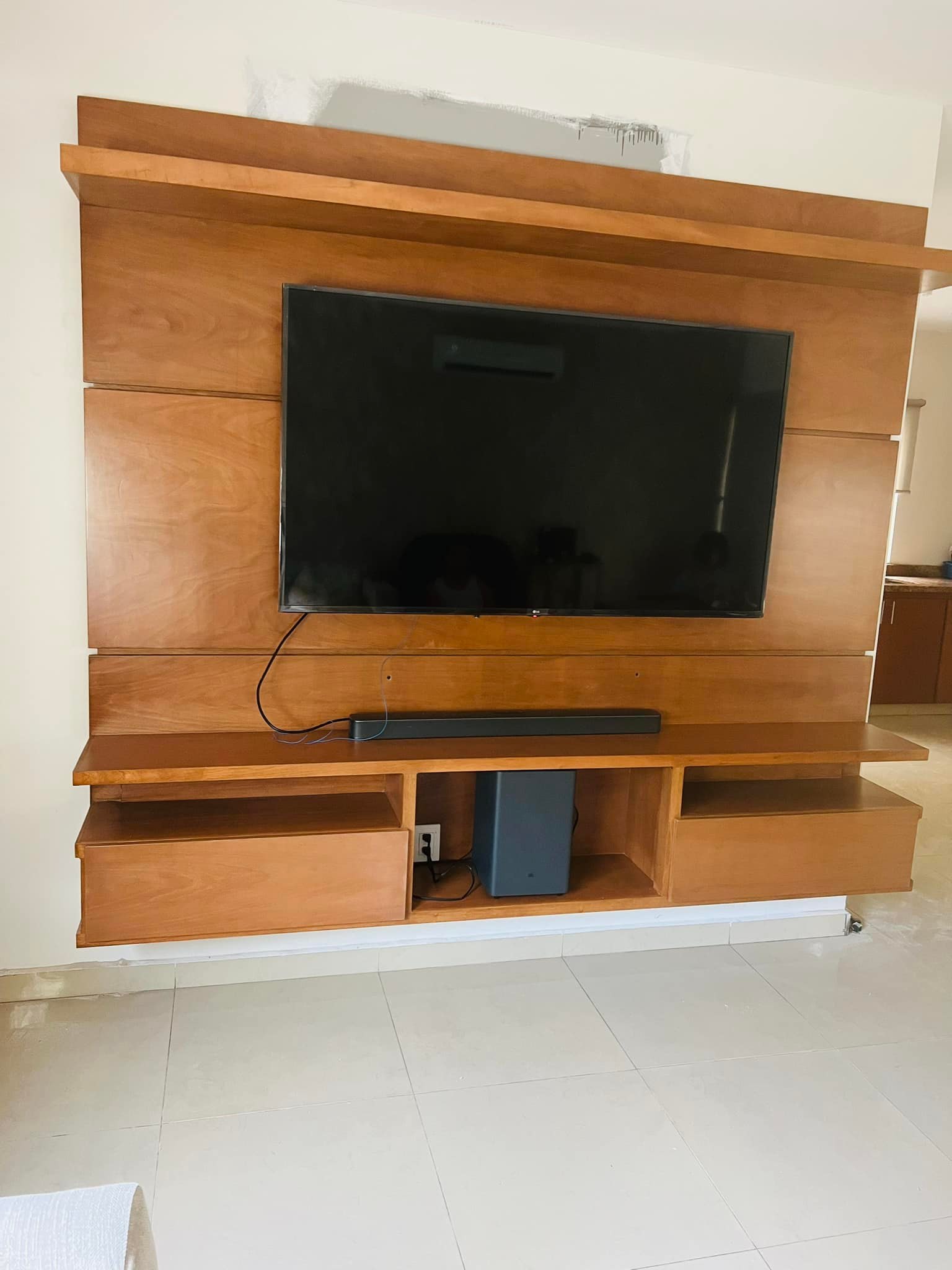Panel Para Televisión En Madera De Cedro Y Tríplay De Caobilla Color Olmo Con Acabado Semi-Mate México