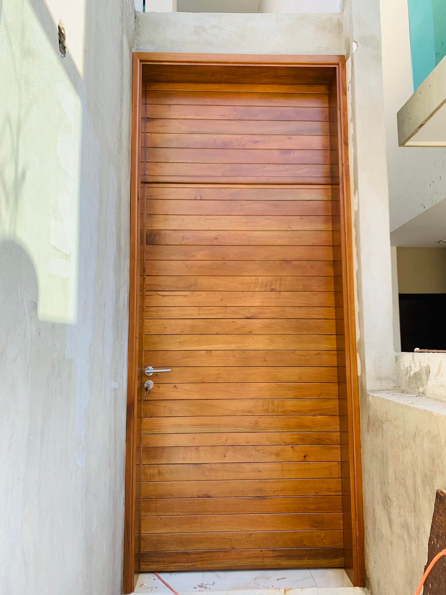 Puerta Principal Solida En Madera De Cedro Color Olmo Con Acabado Semi-Mate México