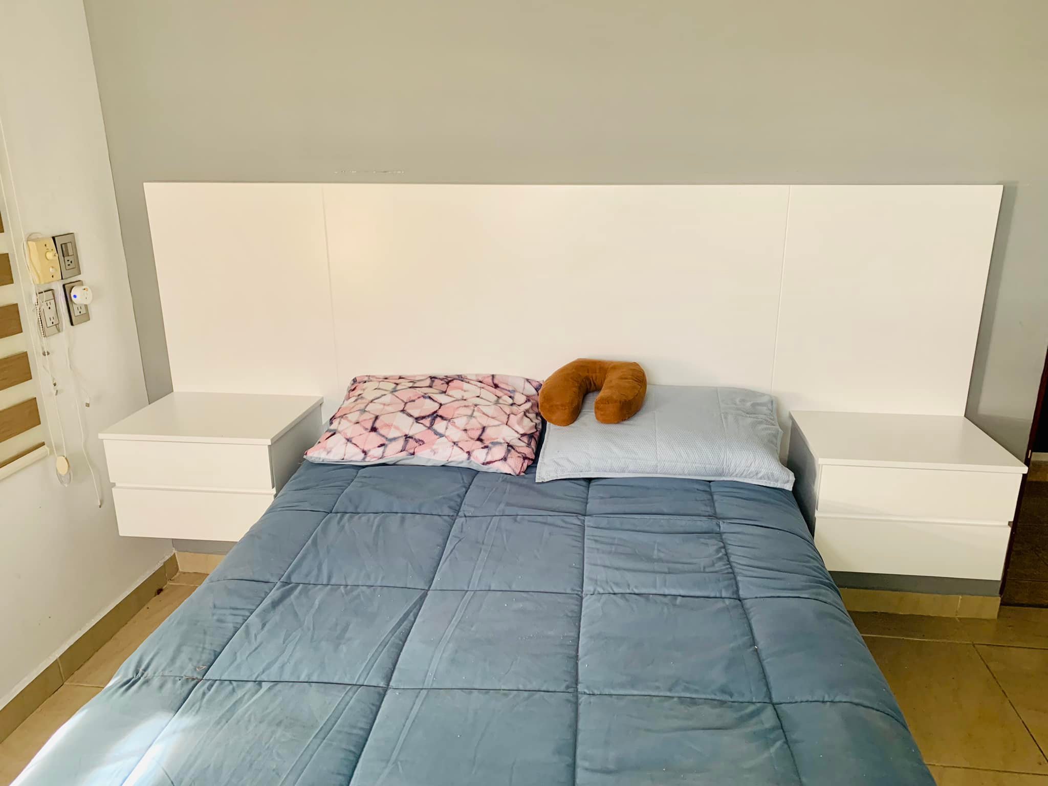 Cabecera Matrimonial Y Par De Buros En Madera De Cedro Y Triplay De Caobilla Color Blanco Con Acabado Semi-Mate México
