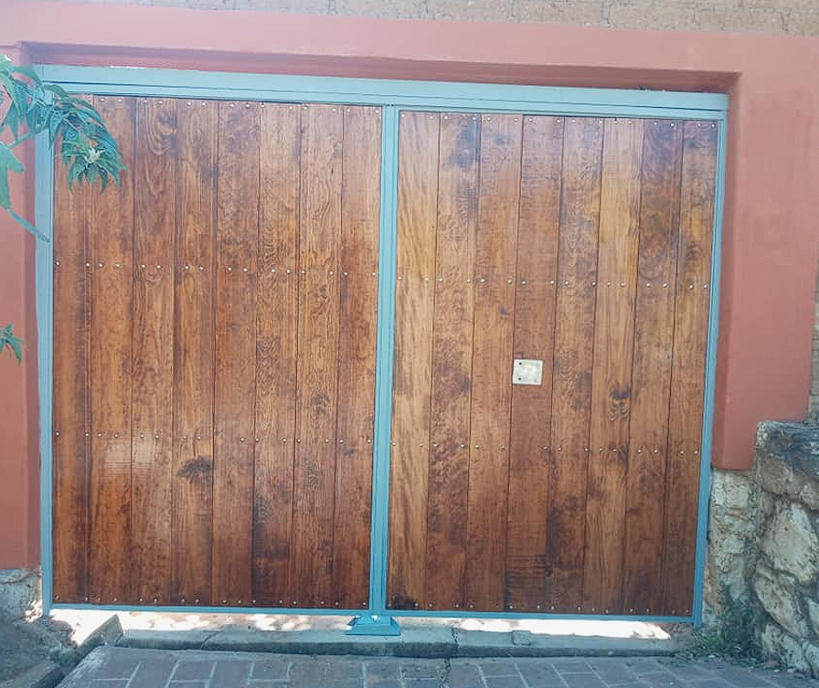 Portón de Madera con Diseño Clásico Mexico
