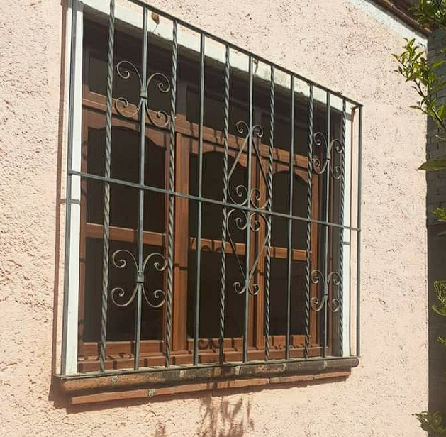 Ventana de Madera con Rejas Decorativas Mexico
