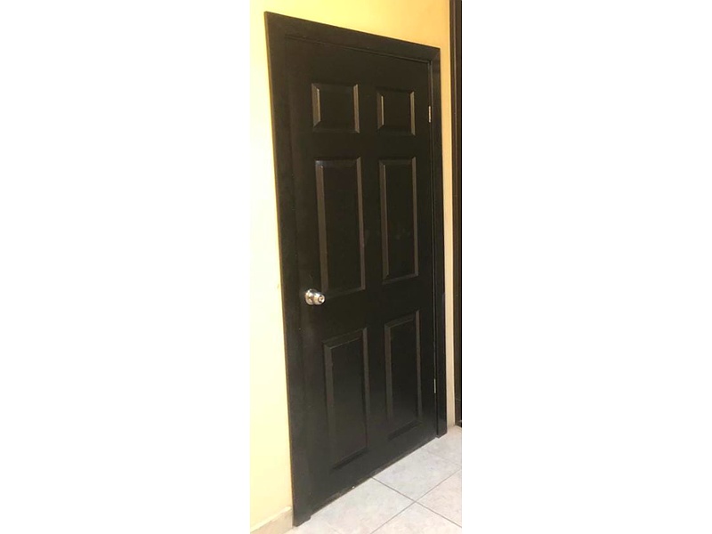 Puerta de madera en color negro Mexico