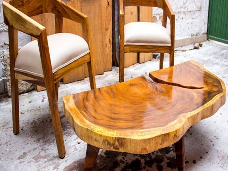 Sillas con mesita de tronco de madera