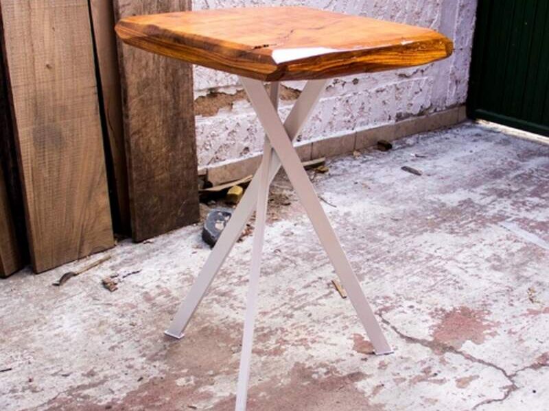Mesa alta coctel con tronco de madera