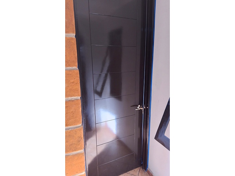 Puerta en melamina brillante negra Mexico