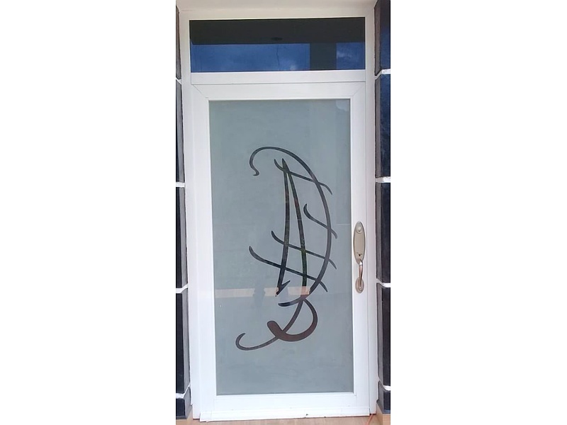 Puerta blanca de aluminio con vidrio grabado Mexico